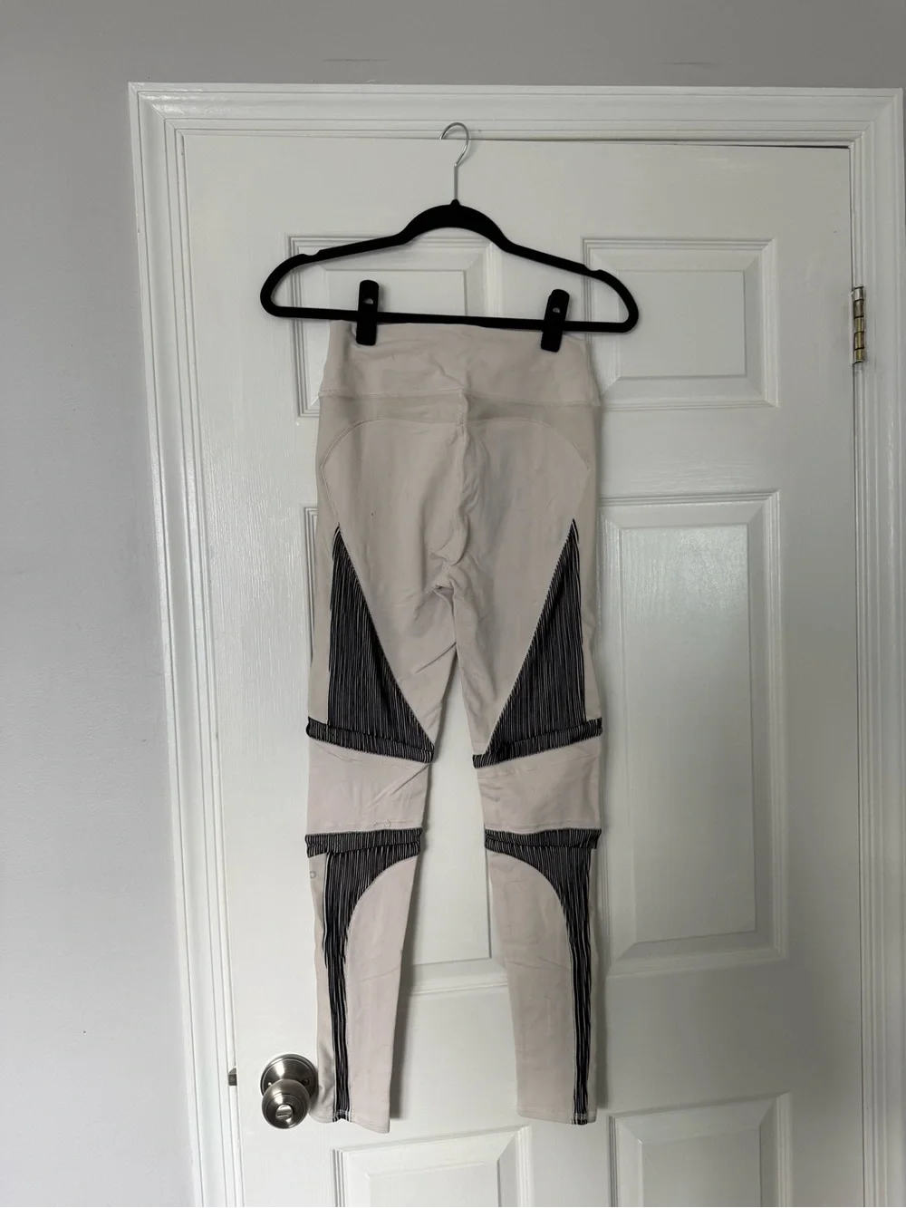 ALO Yoga Beige Leggings with Black Pleated Panels